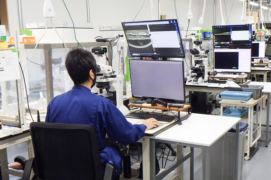 顕微鏡を使った分析の様子